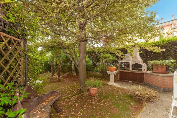 casa indipendente in vendita a Tradate