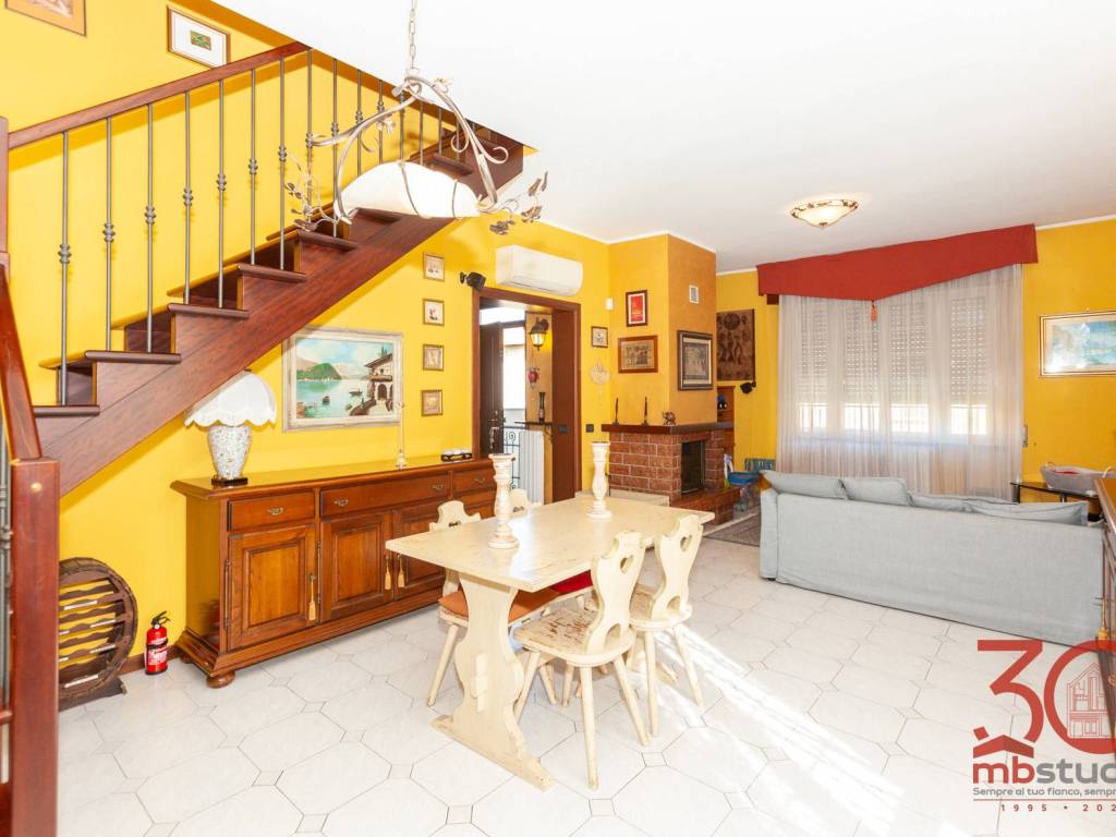 casa indipendente in vendita a Tradate