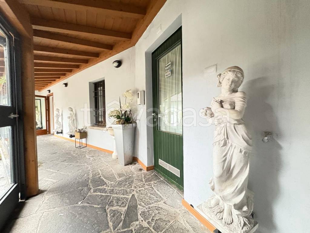 negozio in vendita a Tradate