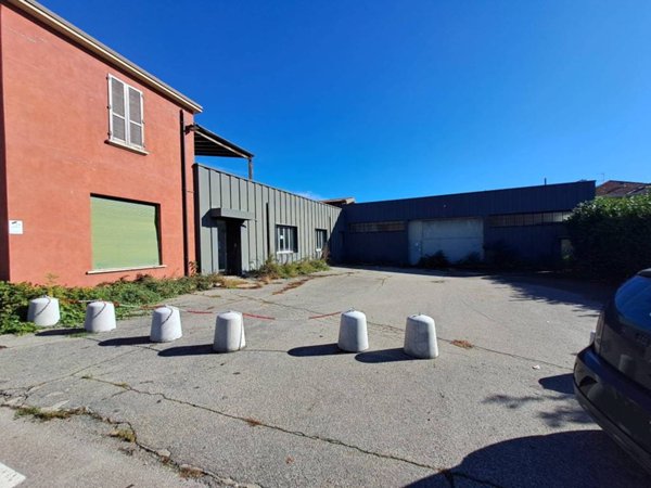 locale commerciale in vendita a Tradate in zona Abbiate Guazzone