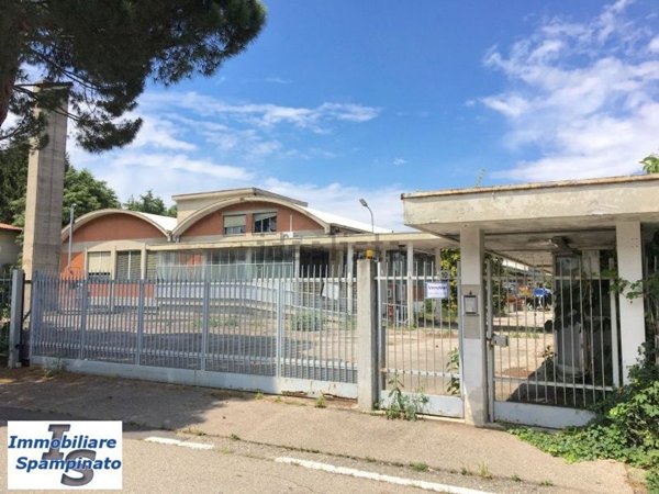 capannone in vendita a Tradate in zona Abbiate Guazzone