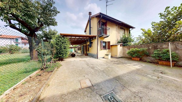 casa indipendente in vendita a Tradate