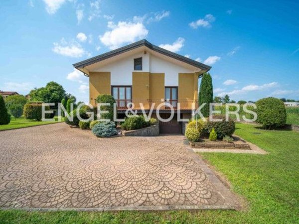 casa indipendente in vendita a Tradate