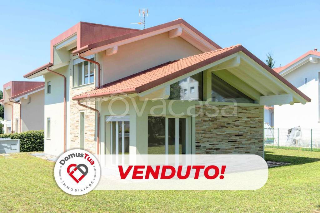 casa indipendente in vendita a Tradate