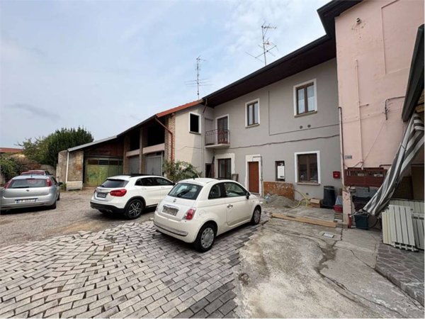 casa indipendente in vendita a Tradate
