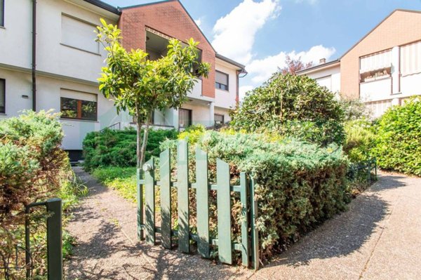casa indipendente in vendita a Tradate