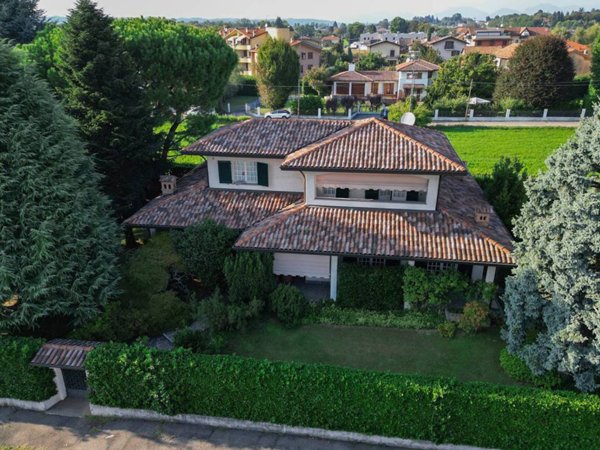 casa indipendente in vendita a Tradate