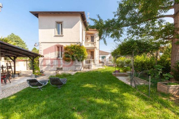 casa indipendente in vendita a Tradate
