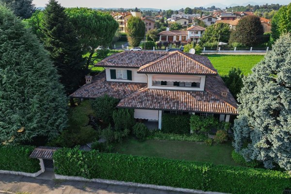 casa indipendente in vendita a Tradate