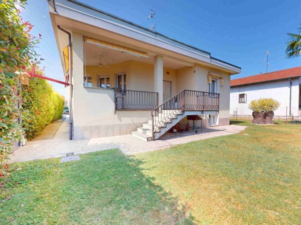 casa indipendente in vendita a Tradate