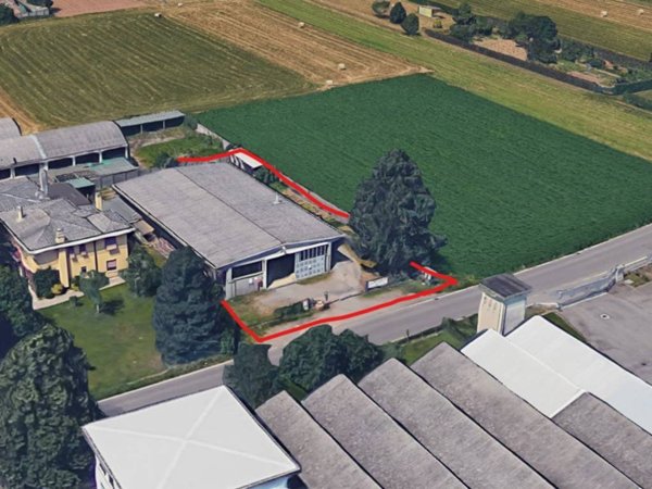 locale commerciale in vendita a Tradate