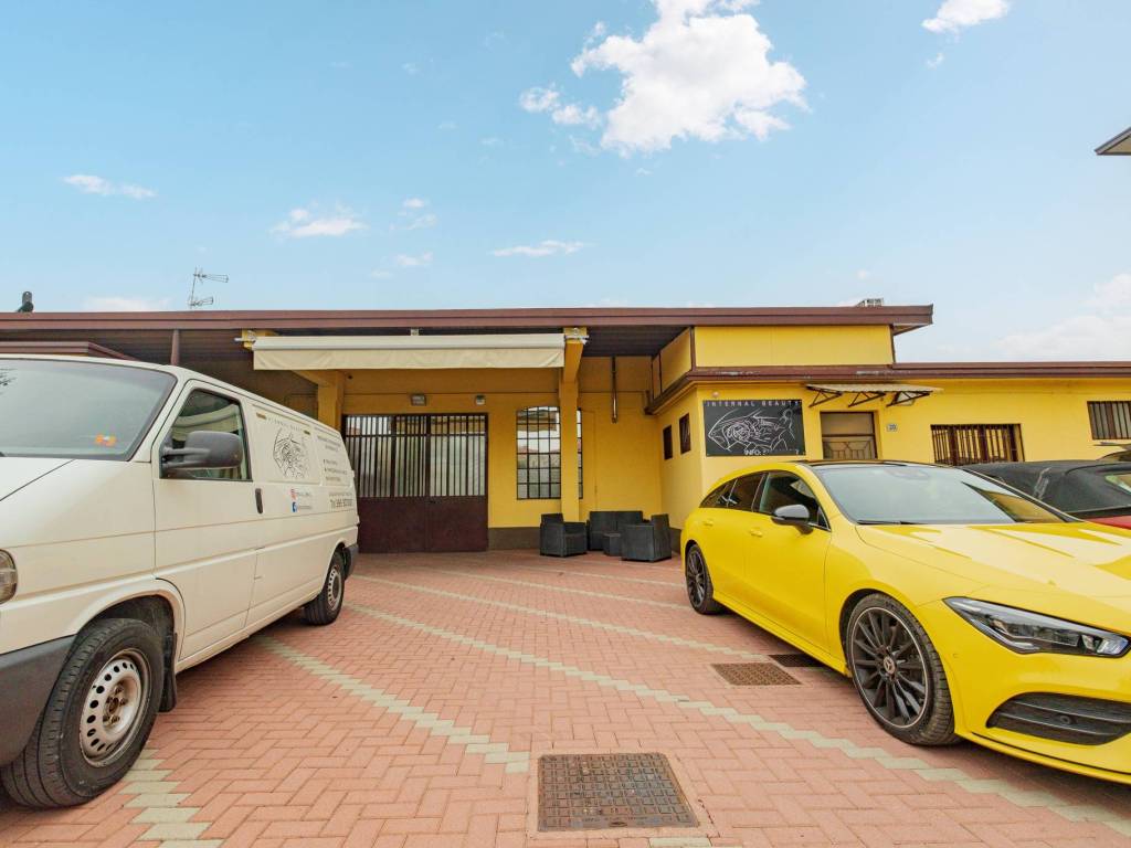 locale commerciale in vendita a Tradate