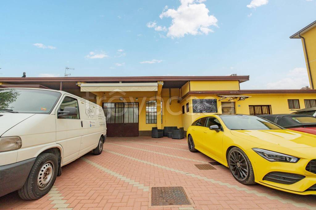 locale commerciale in vendita a Tradate