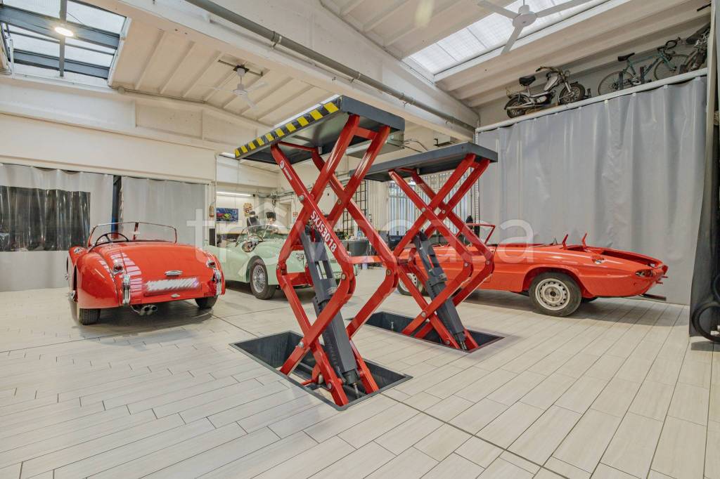 locale commerciale in vendita a Tradate