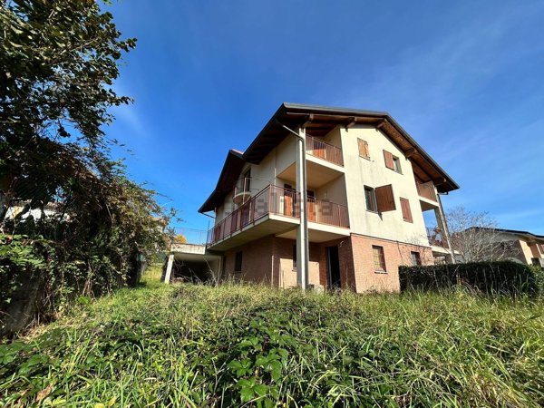 casa indipendente in vendita a Tradate