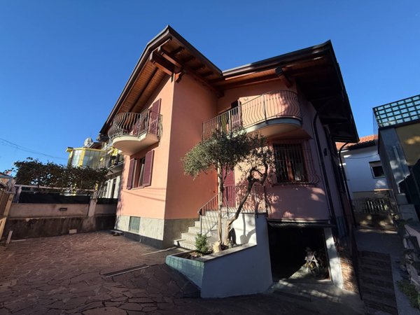 casa indipendente in vendita a Tradate