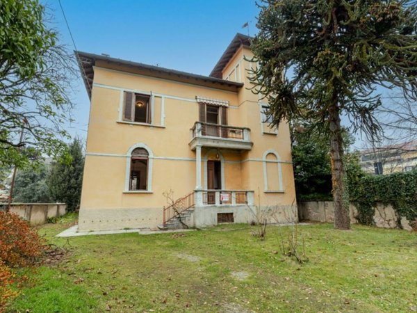 casa indipendente in vendita a Tradate