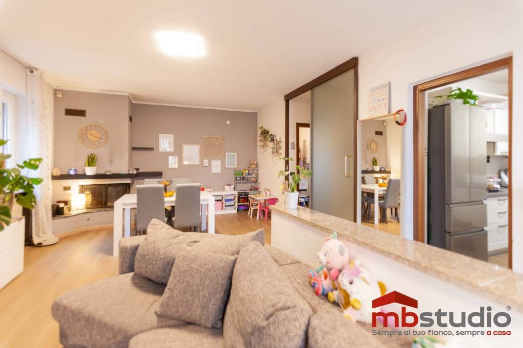 casa indipendente in vendita a Tradate