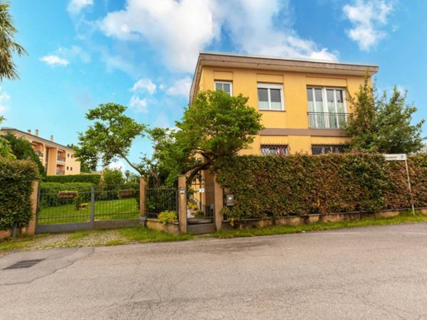 casa indipendente in vendita a Tradate