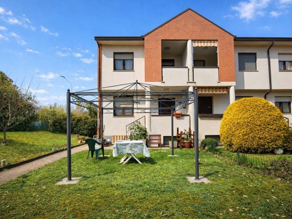 casa indipendente in vendita a Tradate