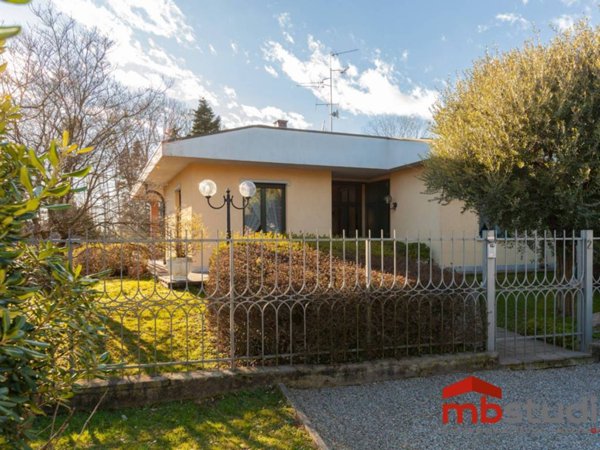 casa indipendente in vendita a Tradate