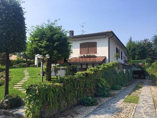casa indipendente in vendita a Tradate
