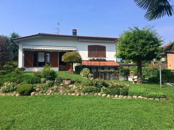 casa indipendente in vendita a Tradate