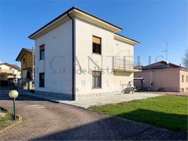 casa indipendente in vendita a Tradate