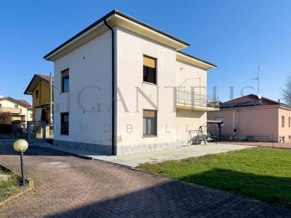 casa indipendente in vendita a Tradate