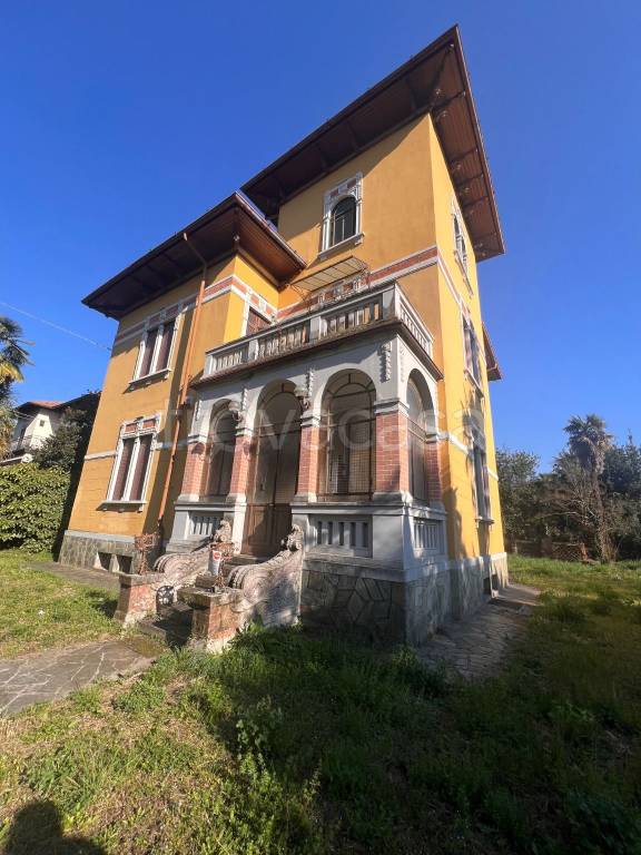 casa indipendente in vendita a Tradate