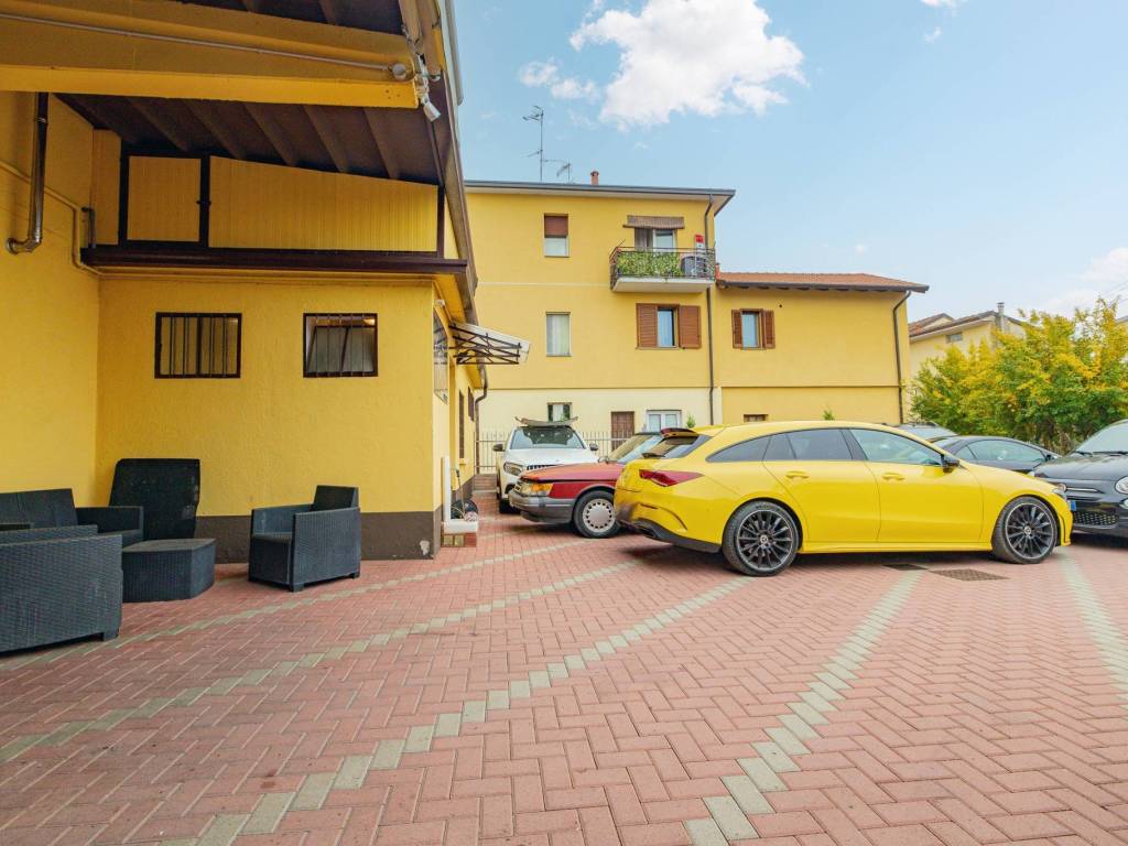locale commerciale in vendita a Tradate