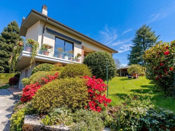 casa indipendente in vendita a Tradate