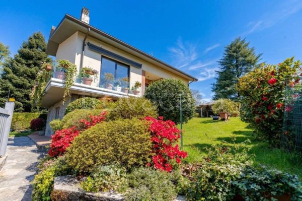 casa indipendente in vendita a Tradate