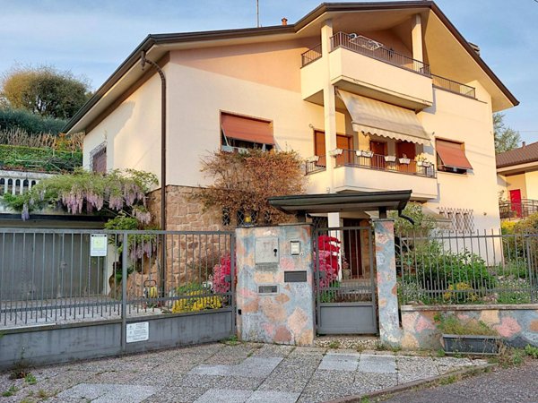 casa indipendente in vendita a Tradate