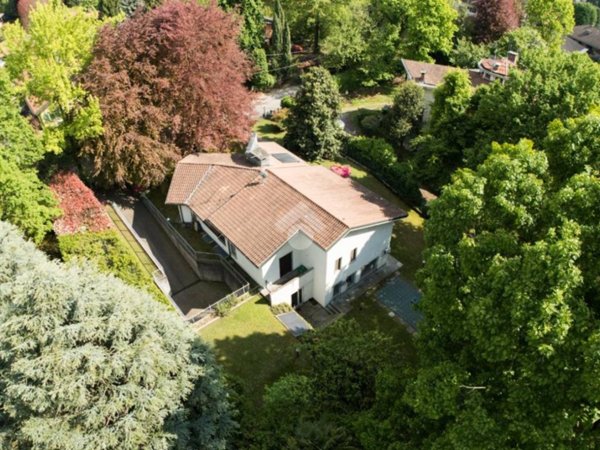 casa indipendente in vendita a Tradate