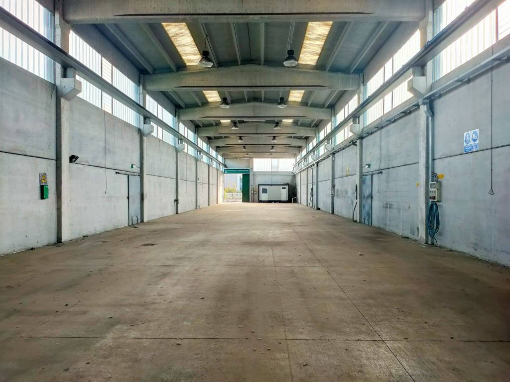 locale commerciale in vendita a Tradate