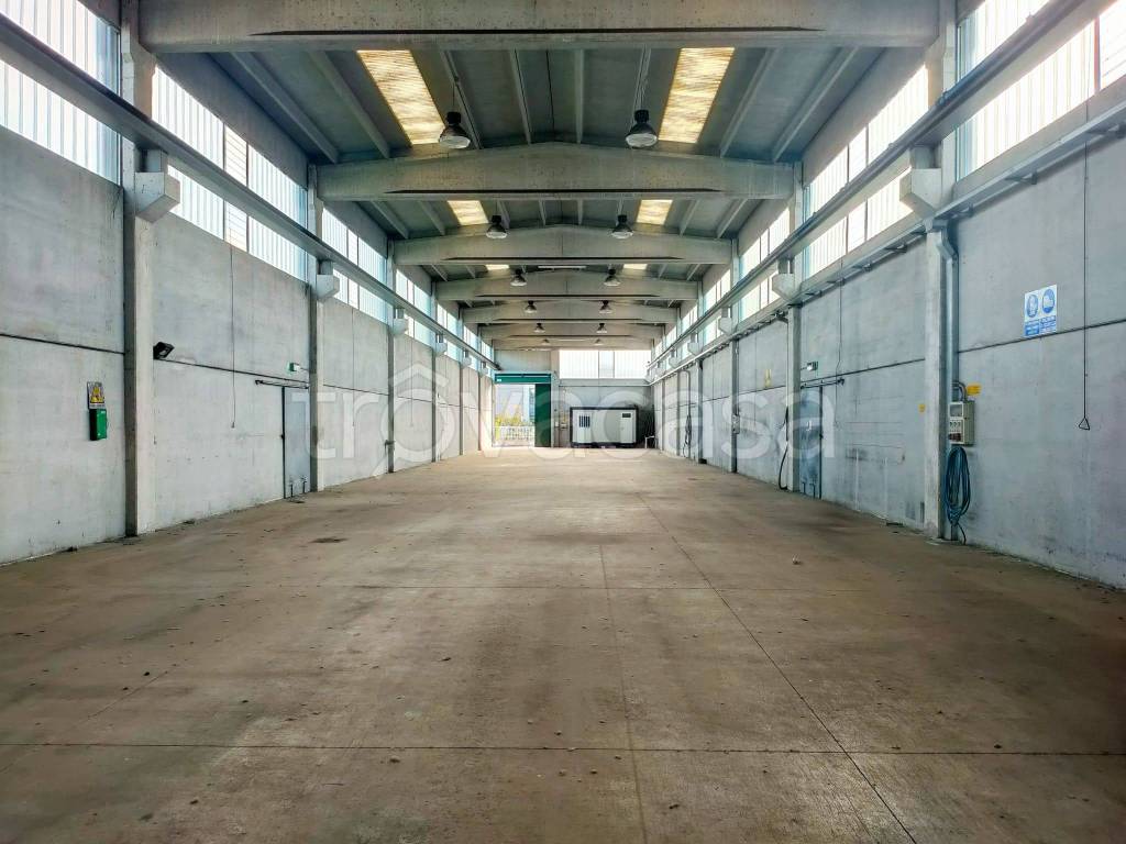 locale commerciale in vendita a Tradate