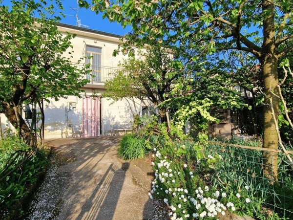casa indipendente in vendita a Tradate