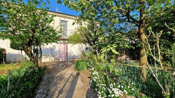 casa indipendente in vendita a Tradate