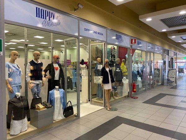 locale commerciale in vendita a Tradate