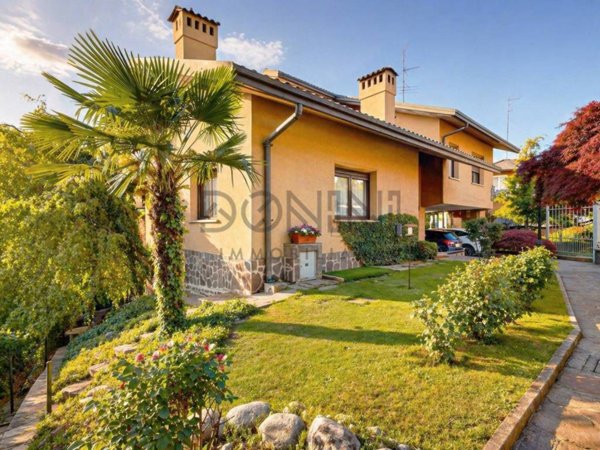 casa indipendente in vendita a Tradate