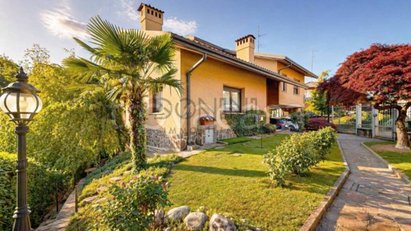 casa indipendente in vendita a Tradate