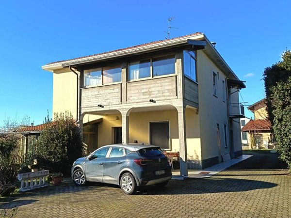 casa indipendente in vendita a Tradate
