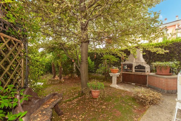 casa indipendente in vendita a Tradate