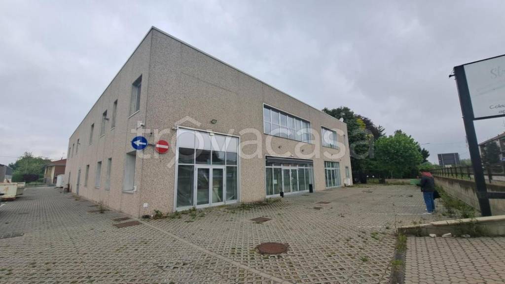 locale commerciale in vendita a Tradate in zona Ceppine