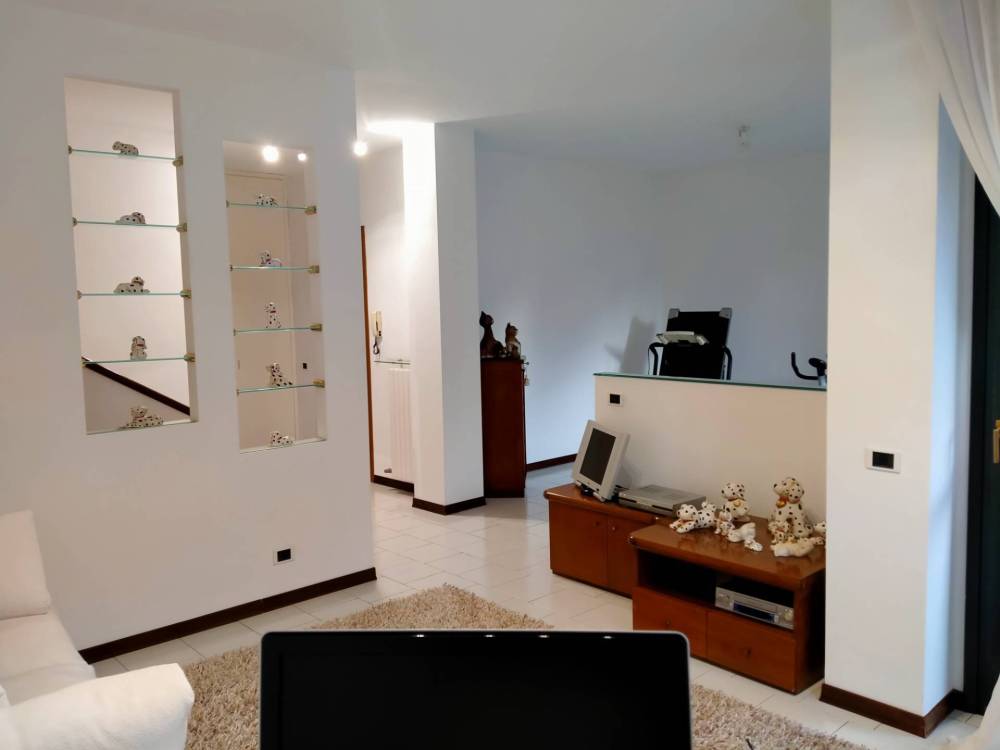 casa indipendente in vendita a Tradate
