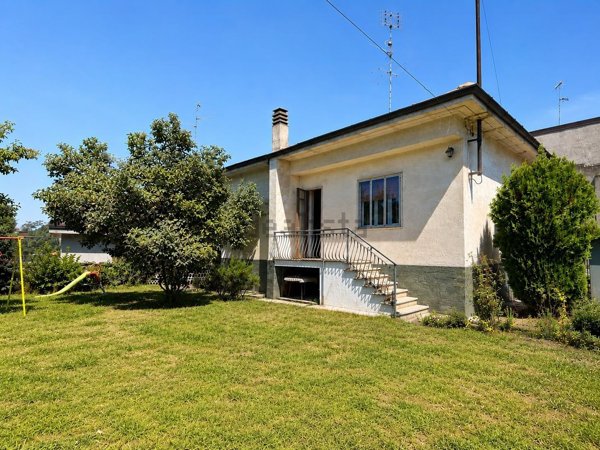 casa indipendente in vendita a Tradate