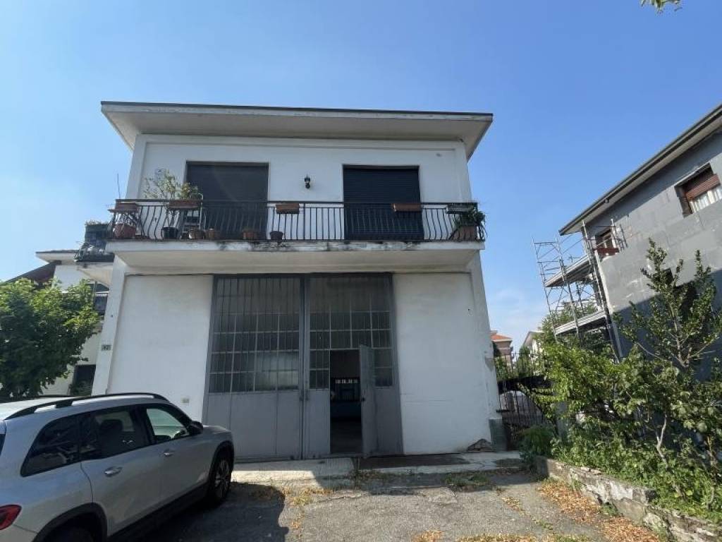 locale commerciale in vendita a Tradate in zona Abbiate Guazzone