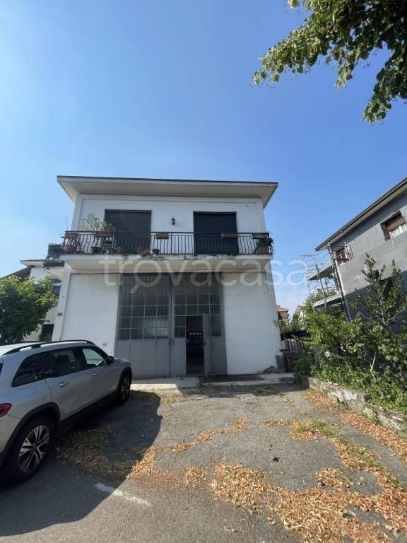 locale commerciale in vendita a Tradate in zona Abbiate Guazzone