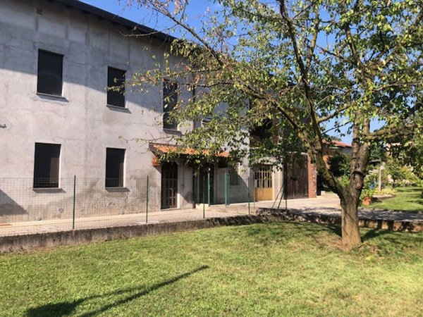 casa indipendente in vendita a Tradate in zona Abbiate Guazzone